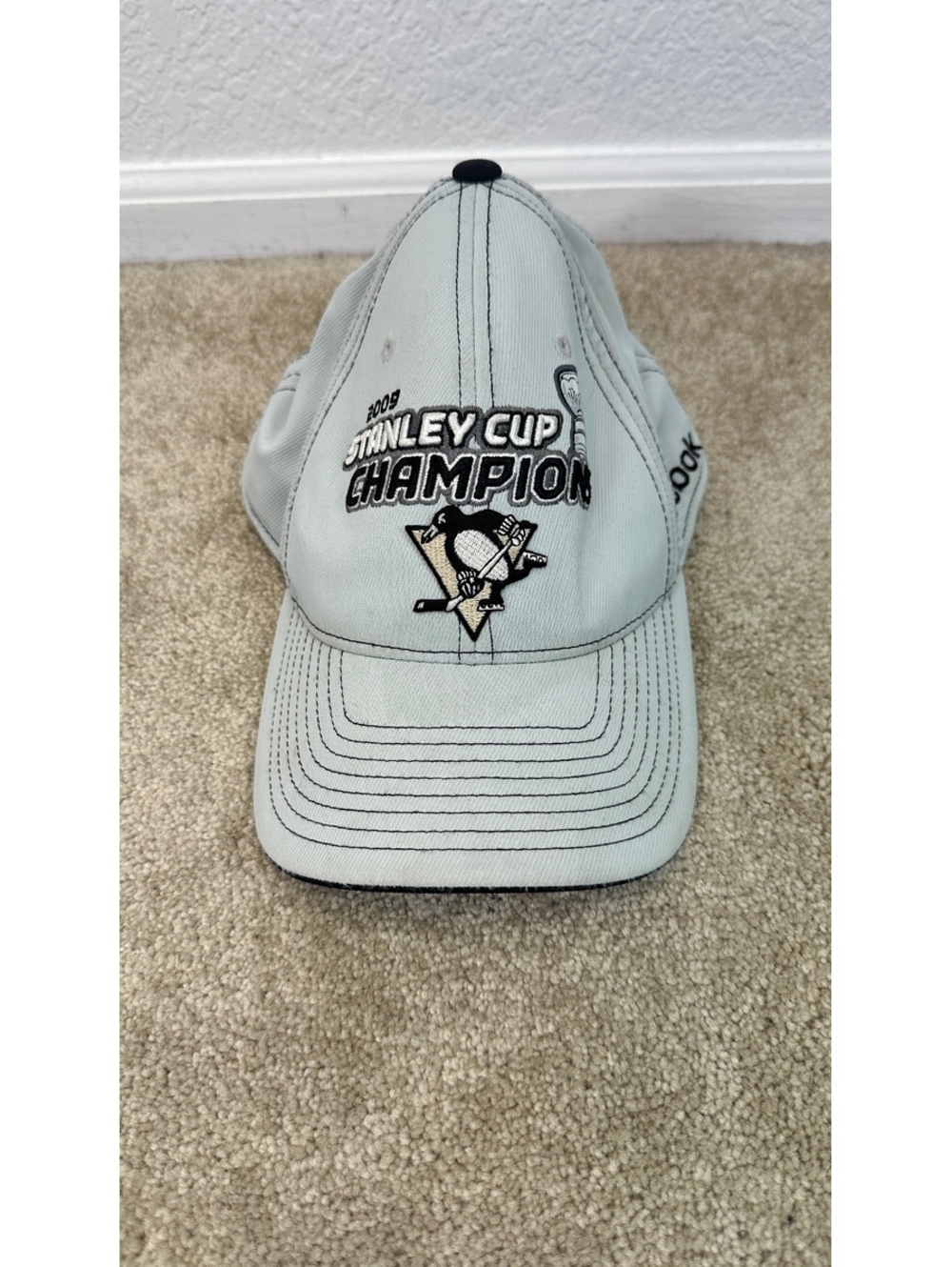 Men’s 2009 Pittsburgh Penguins Stanley Cup Champions Grey Fitted Hat Cap